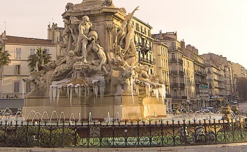 La fontaine de la place Castellane gelée