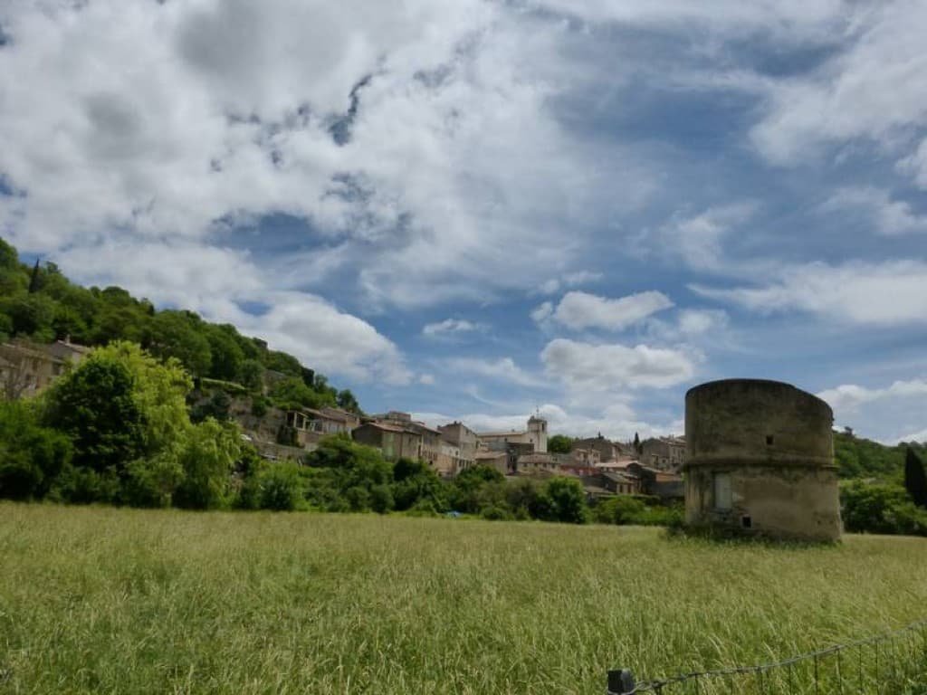 village avec nuages