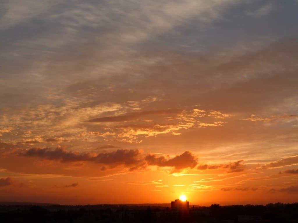 beau coucher de soleil avant les pluies