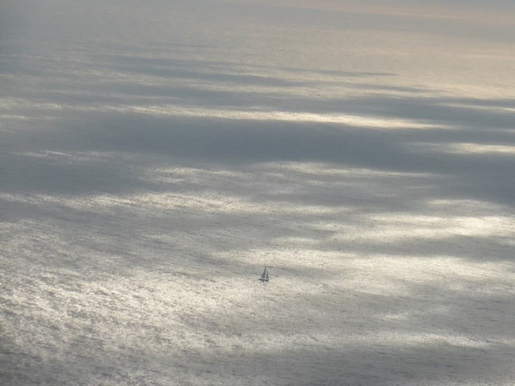 voile perdue dans mer de nuages