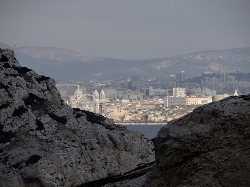 Fenêtre avec vue sur Marseille
