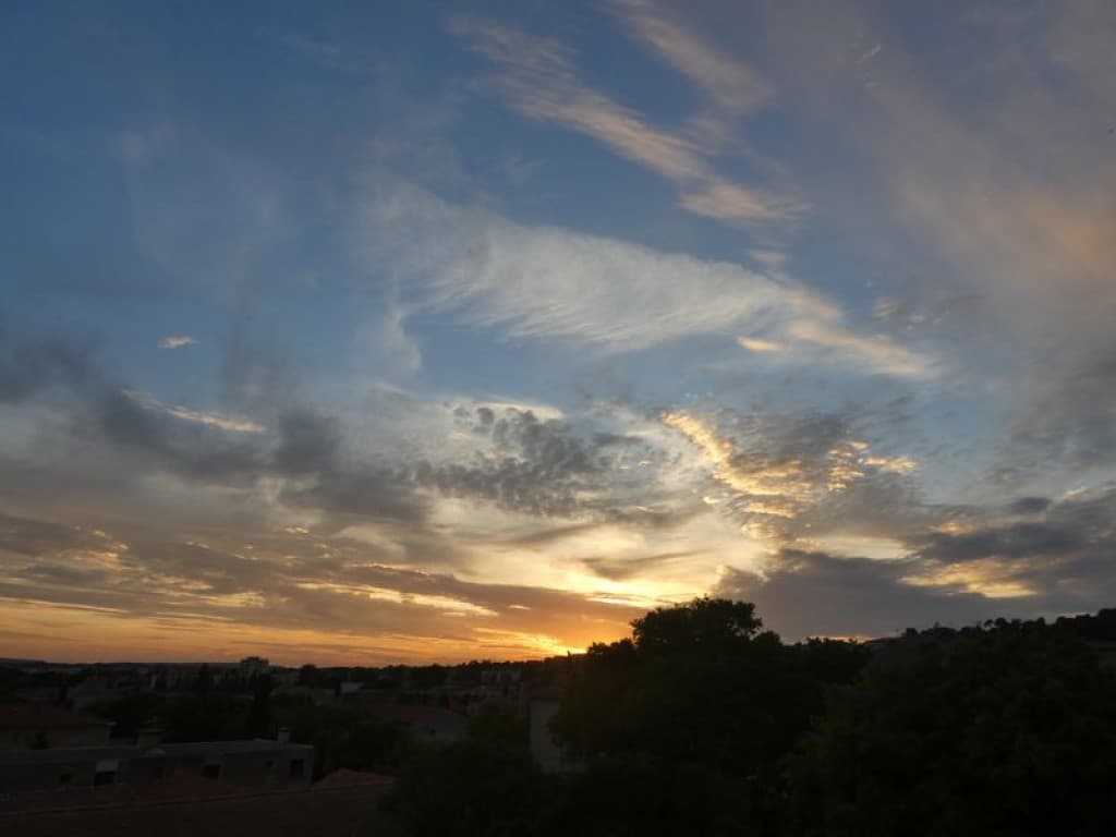 beaux nuages plumeux au couchant