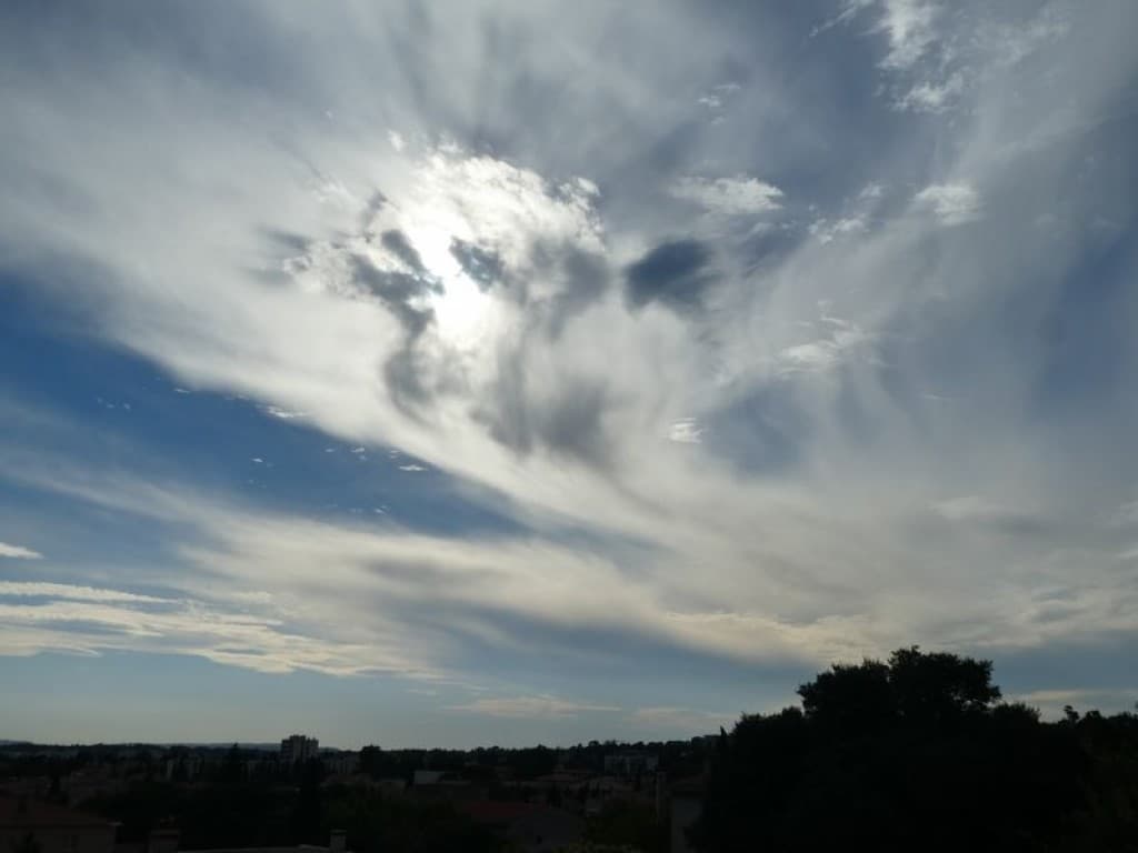 nuages entortillés