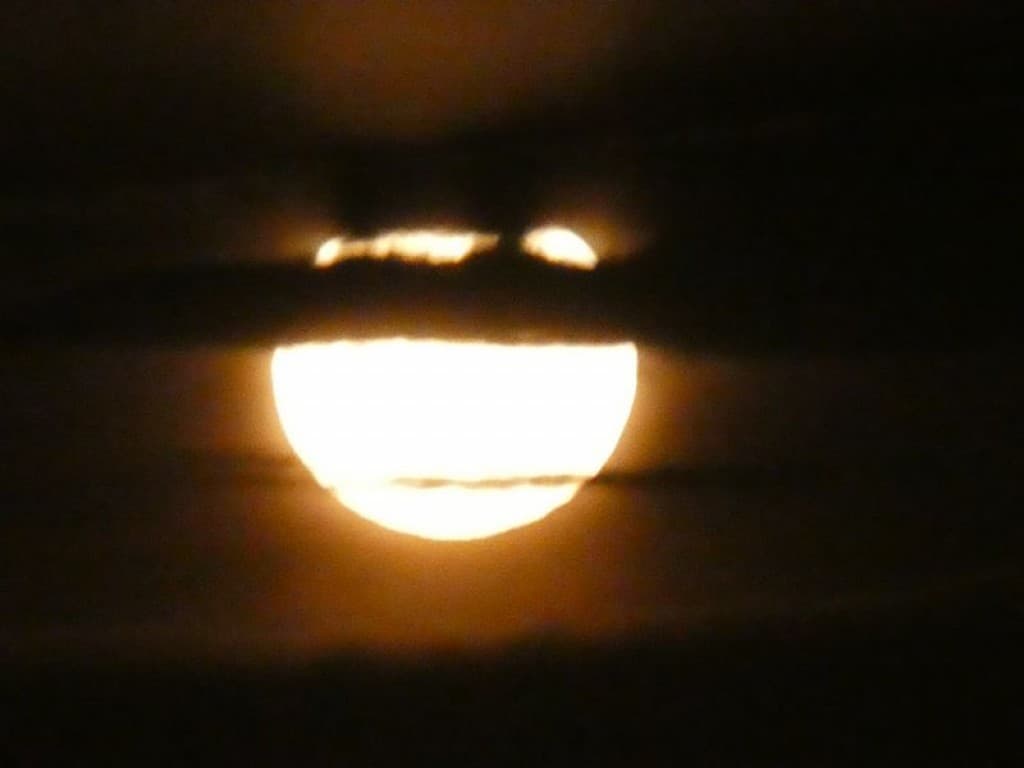 pleine lune à l'aube
