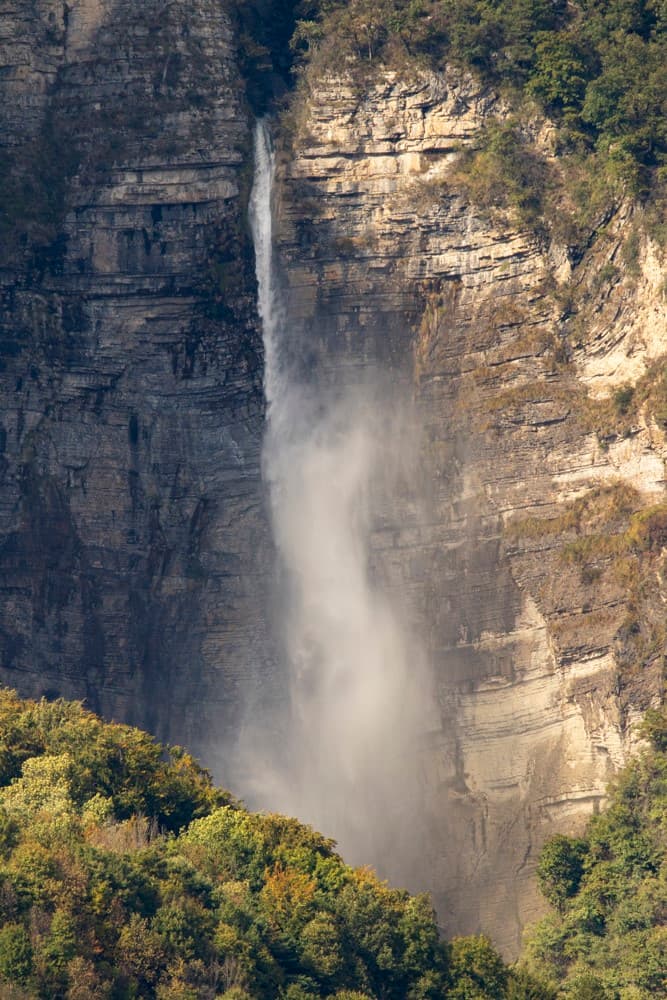 La cascade de Craponoz, 110 m, transformée en brumisateur par le vent.