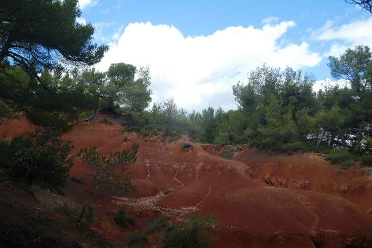 nuages au dessus des ocres rouges