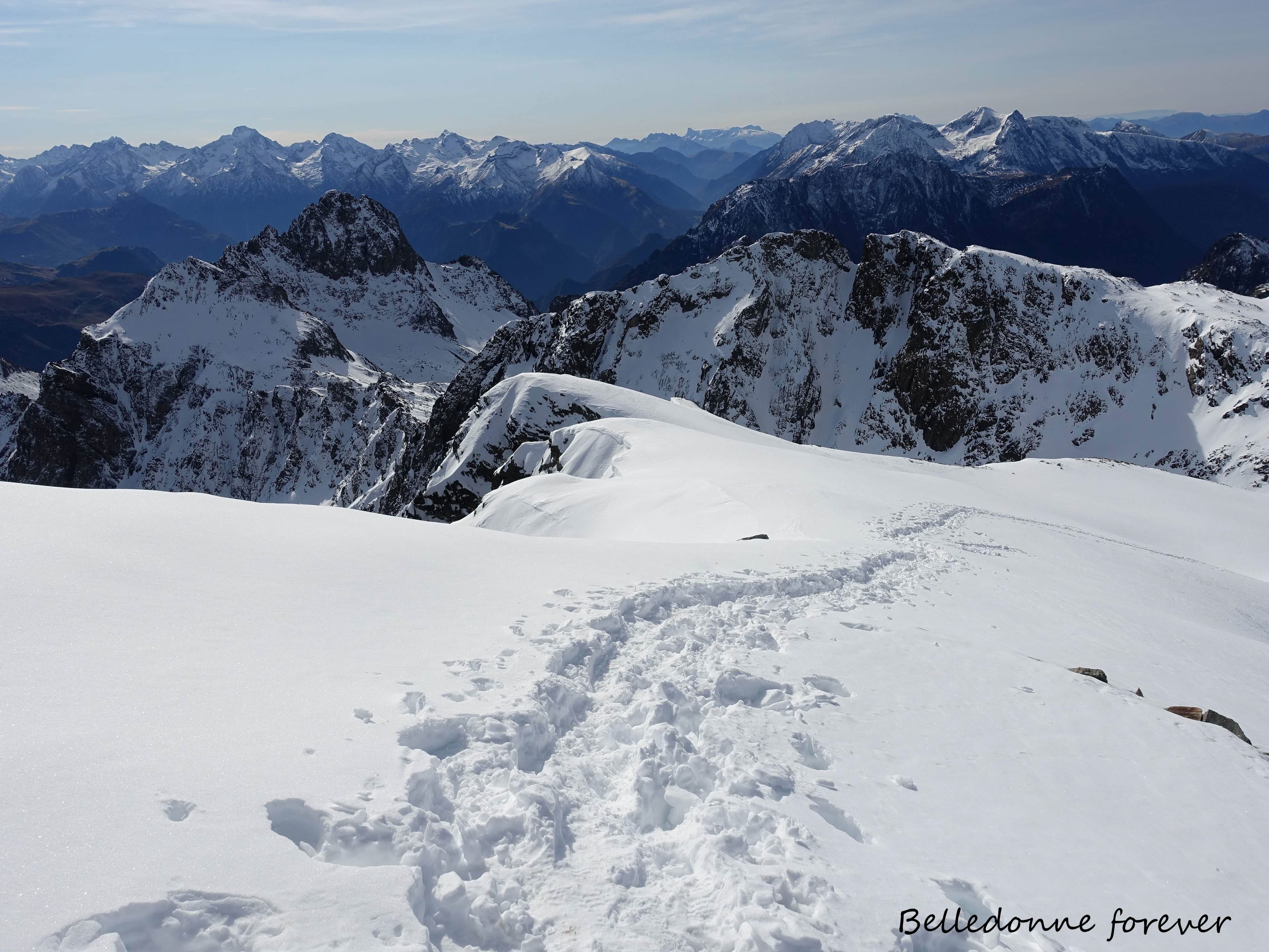 Plus d'un mètre de neige (1m à l'ombre) à partir du névé de la Grande Pente 2500m - merci pour la trace A.P.