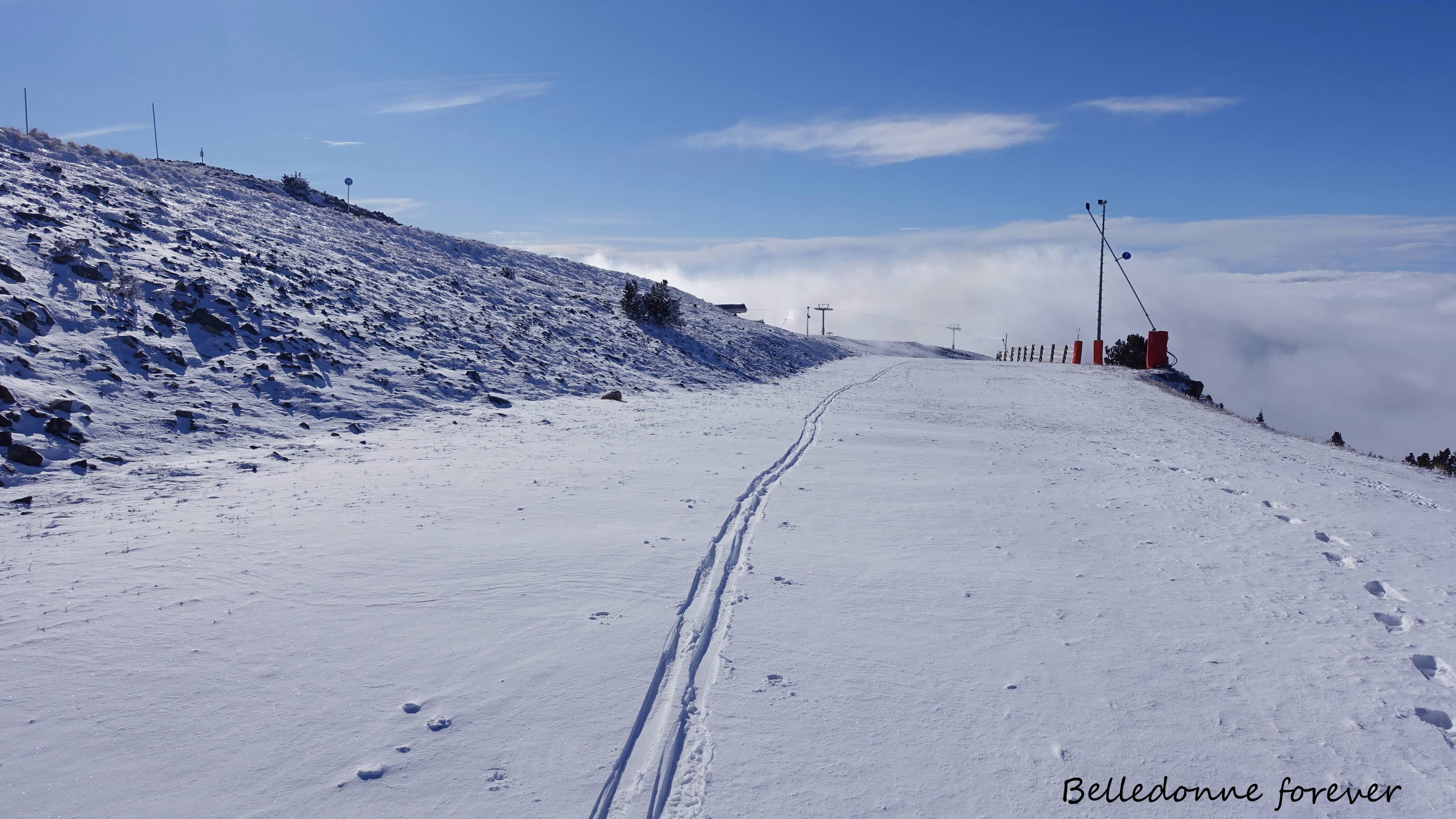 Un peu de neige avec du sable du Sahara pour monter à skis, avec les nouvelles chutes de neige on pourra monter et descendre à partir de samedi merci dame nature A .P.