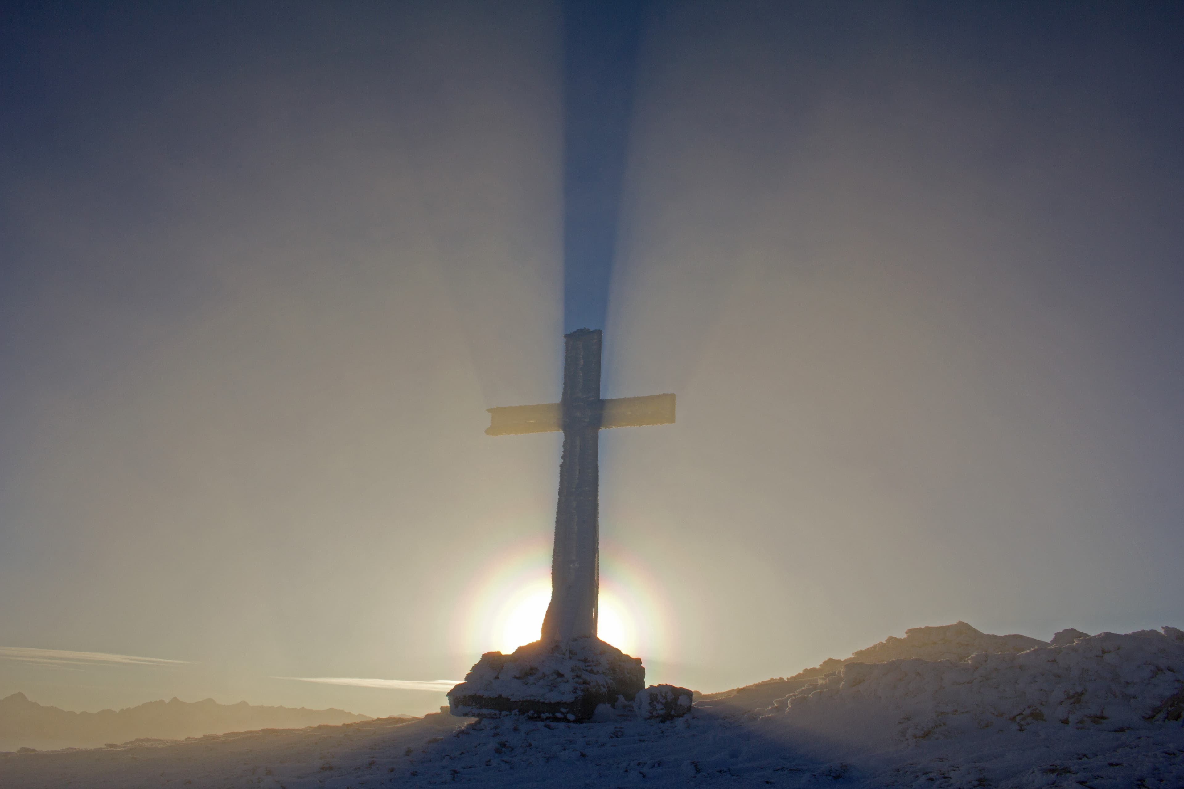 La croix de la Dent de Crolles au lever du soleil