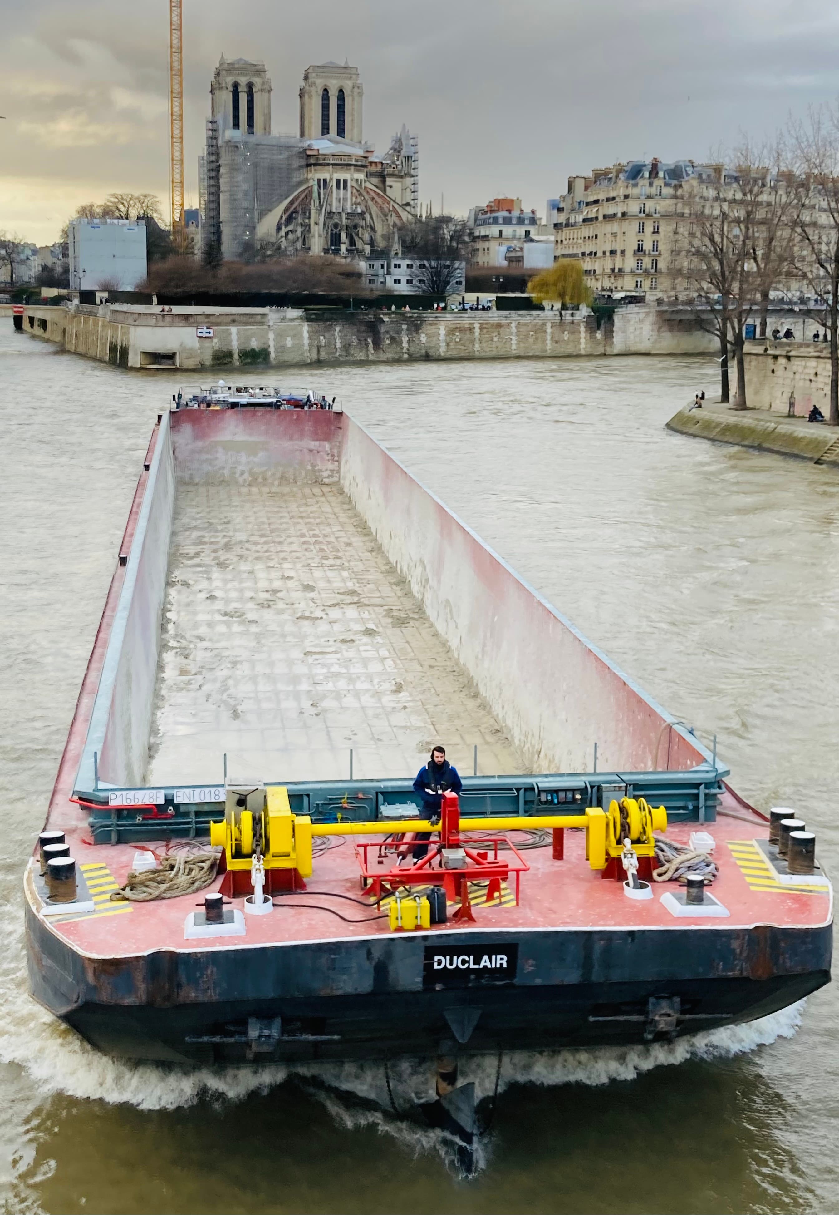 Péniche en face de Notre Dame