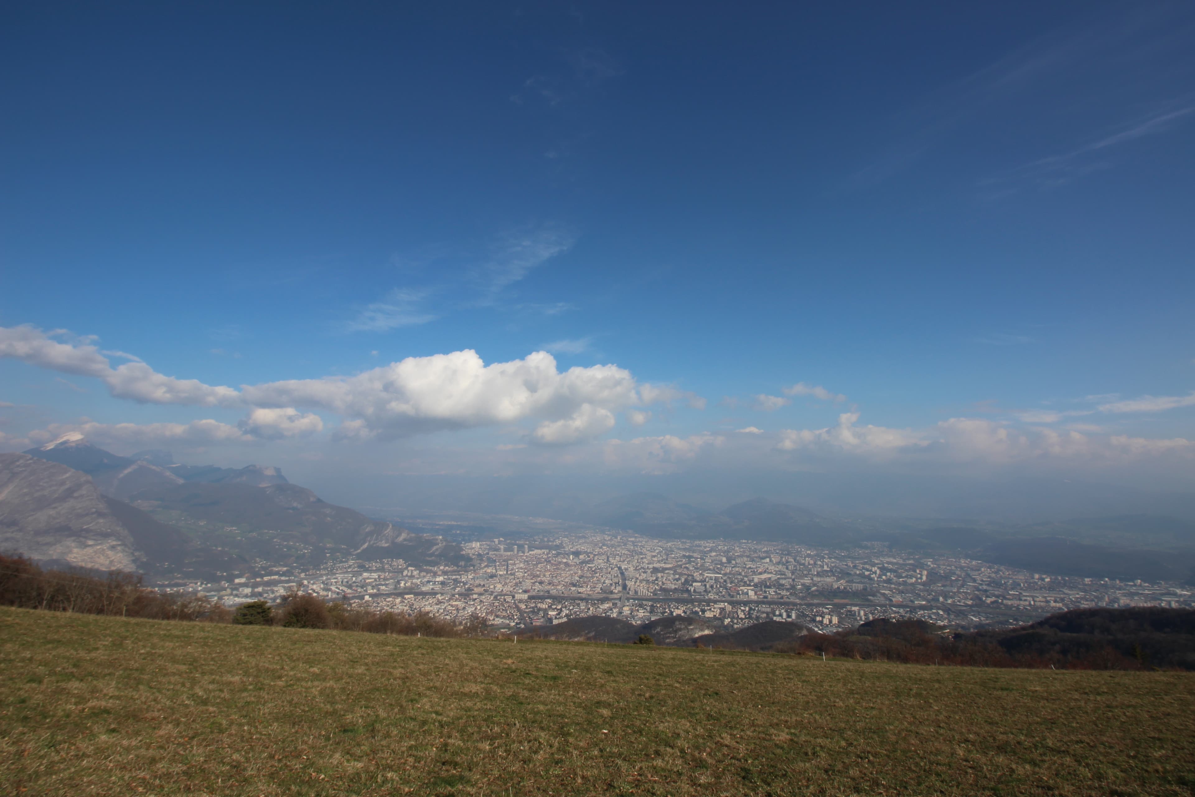 Ciel nuageux sur Grenoble et ses massifs