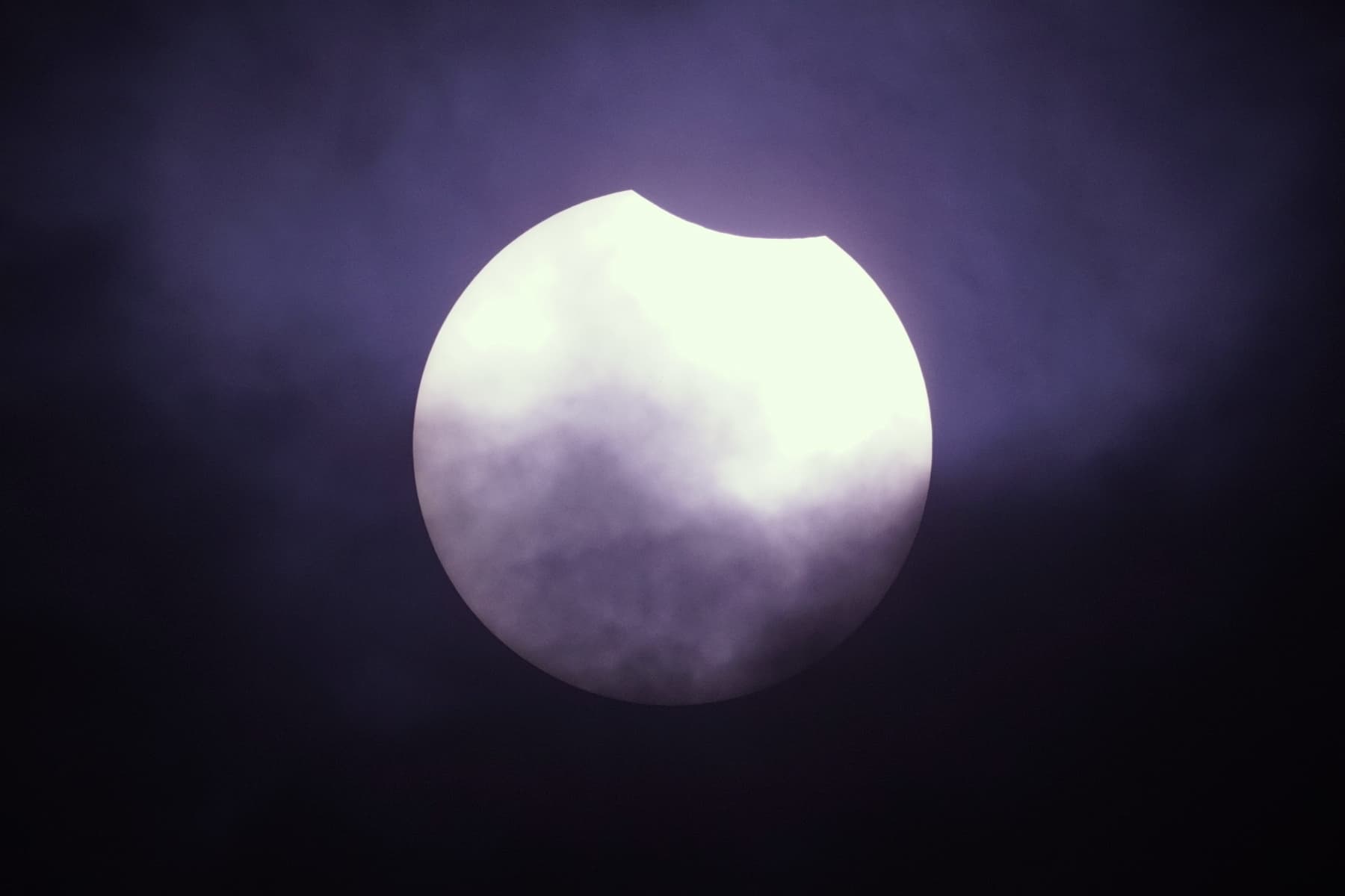 Eclipse de Soleil entre les nuages