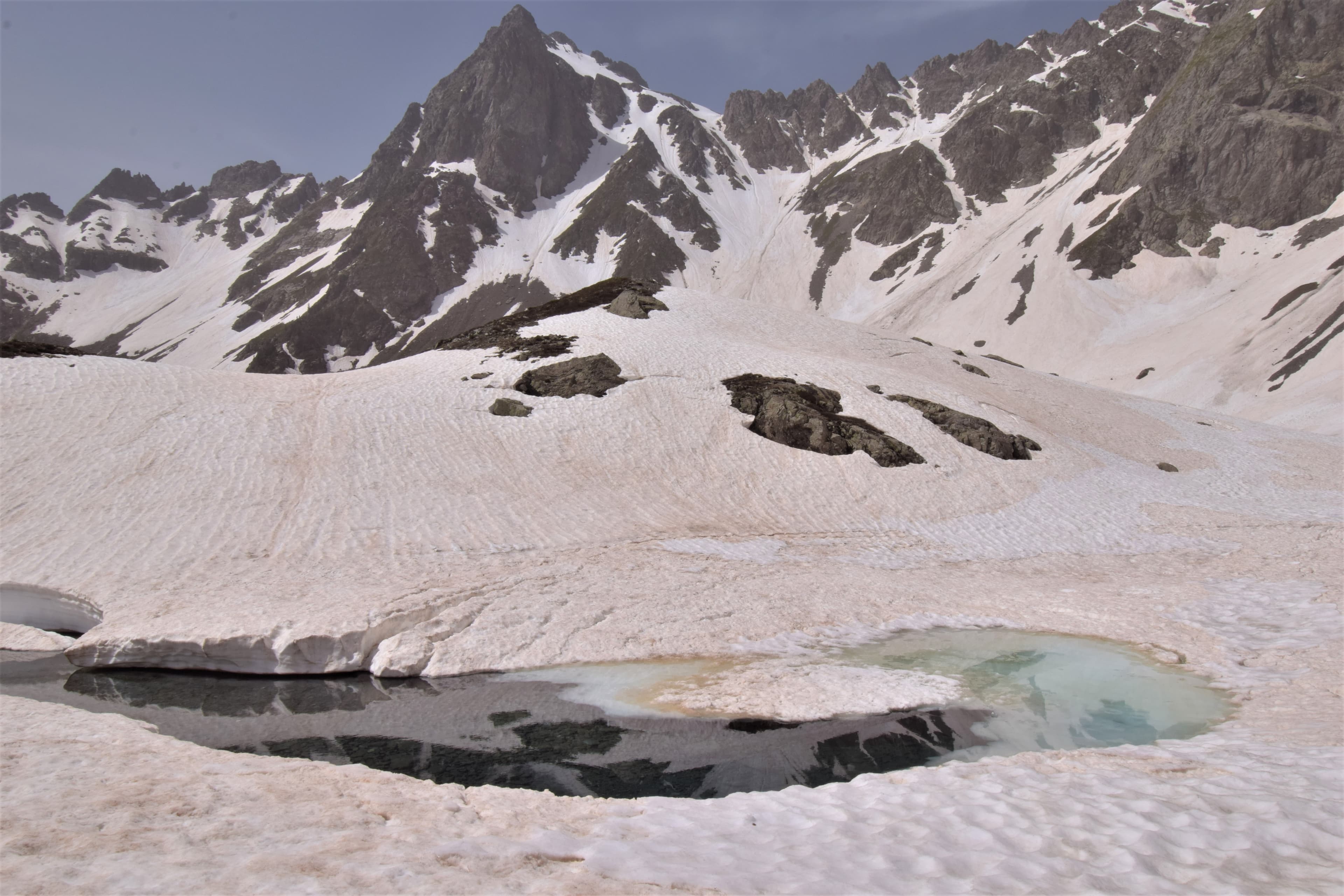 Encore beaucoup de neige au Lac de Belledonne