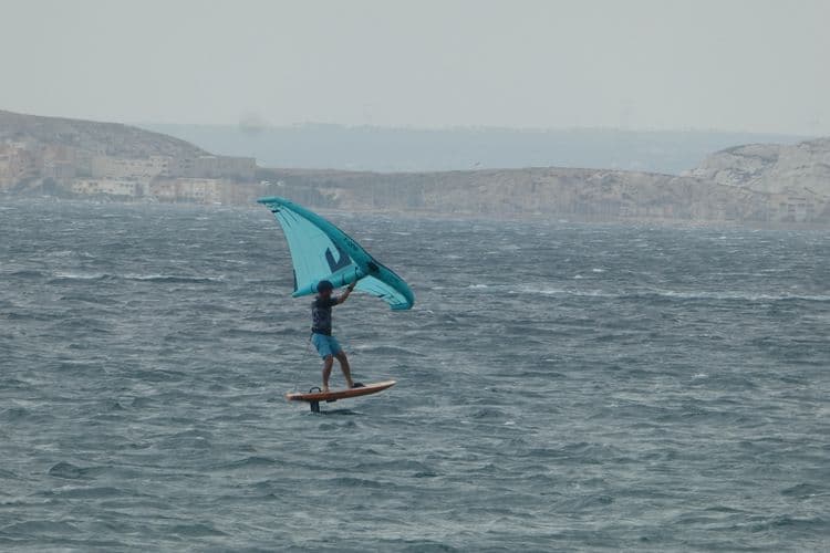 mer agitée et temps très brumeux au Prado