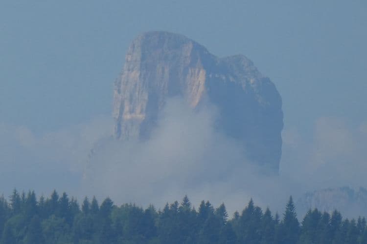 Mont Aiguille surgissant des nuages