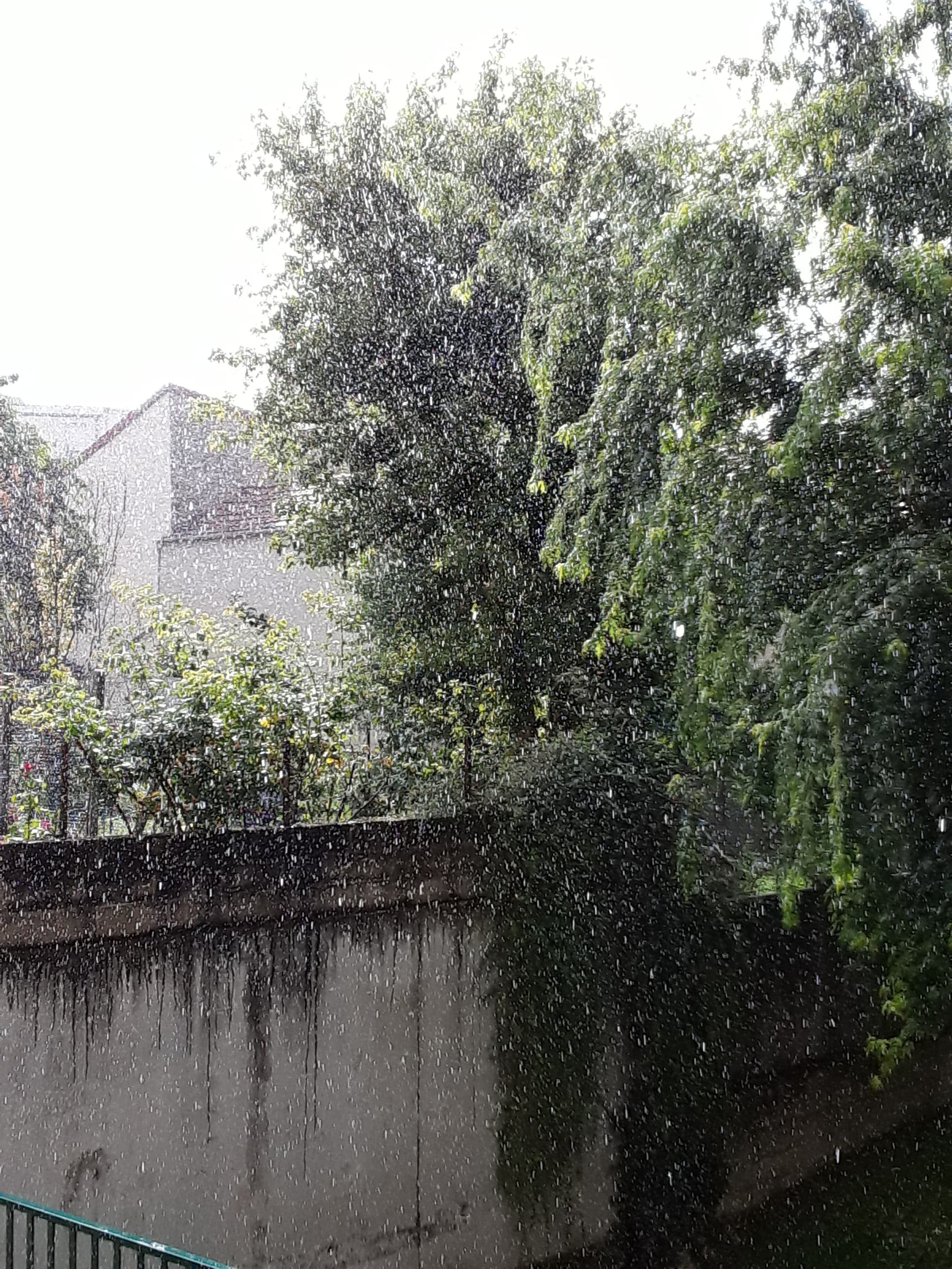Rideau de pluie sur Noisy-le-Sec