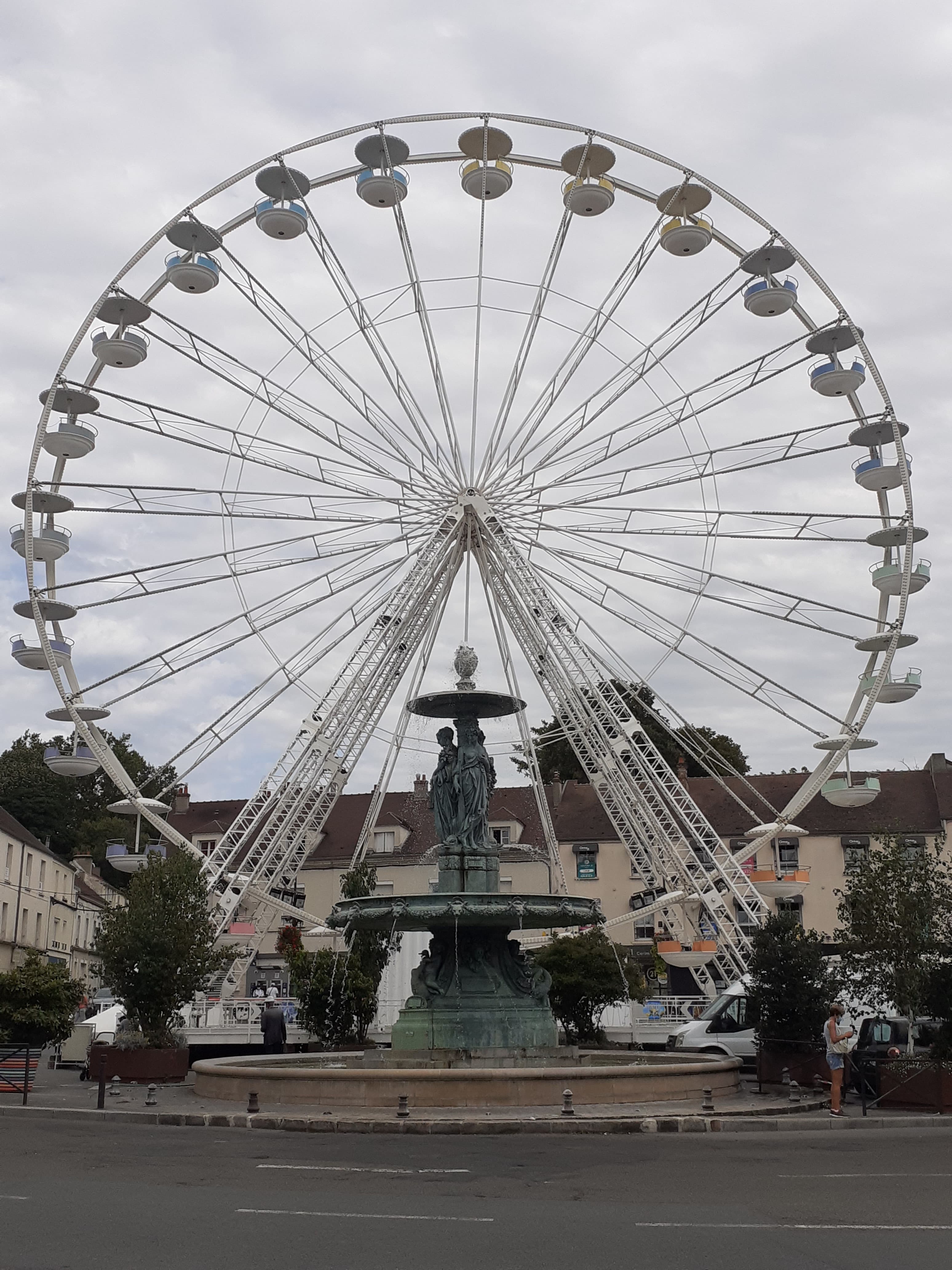 Grande roue sous la grisaille