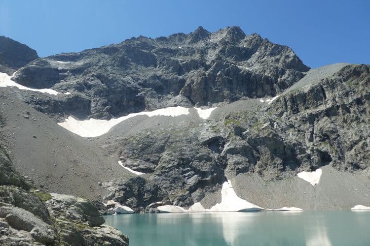 lac de l'Eychauda avec névés et sérac