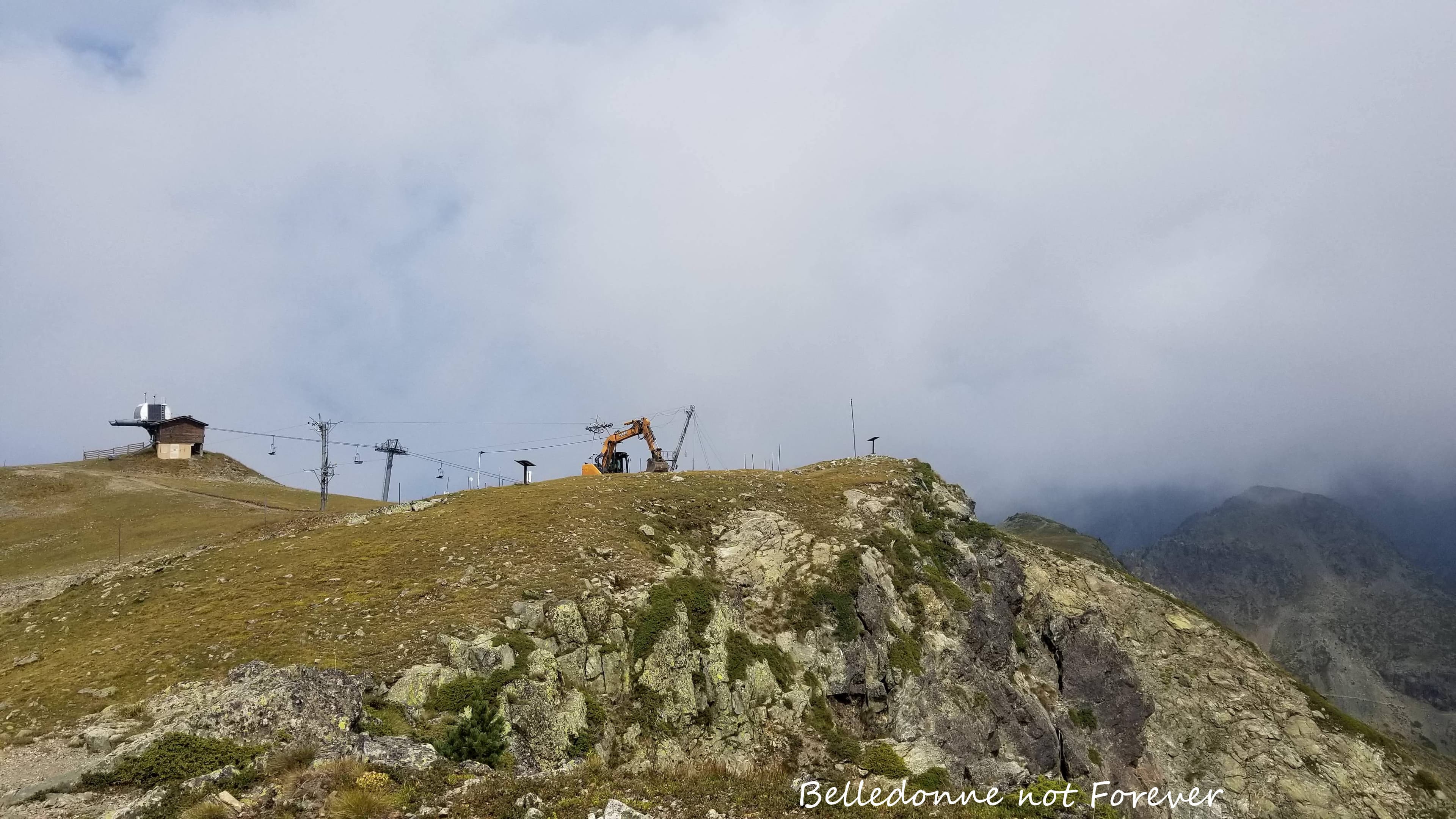 Retour à chamrousse avec des travaux et un ciel orageux , averses à partir de 14h A.P.