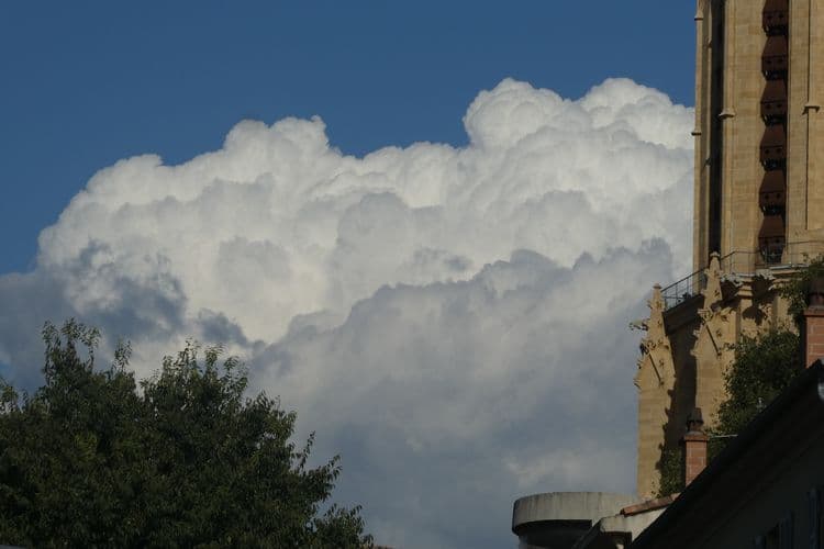 bouillonnement de cumulus derrière la cathédrale