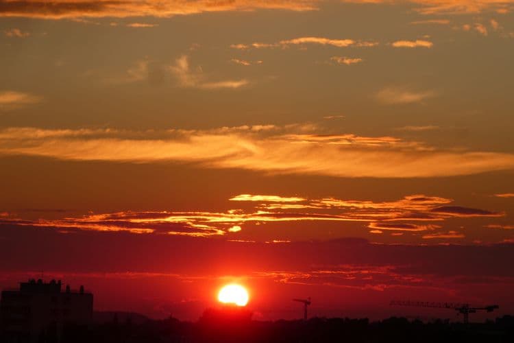 après les pluies de la journée coucher de soleil flamboyant