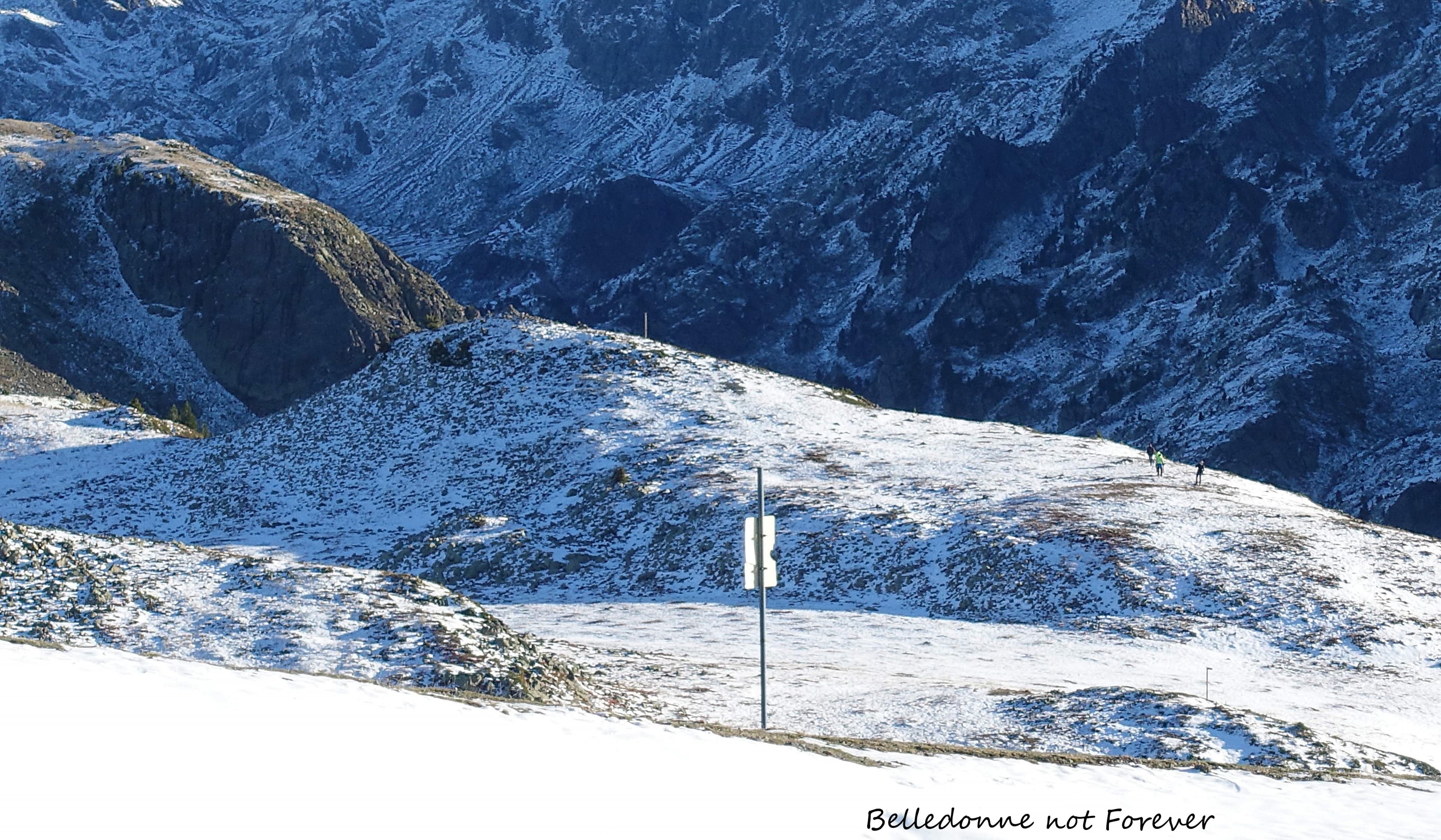 Personnes repérant  où sera construite la future piste pour les touristes, zone jusqu'alors préservée  A.P.