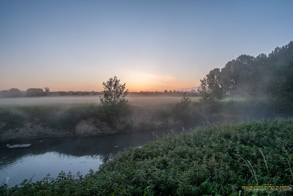 Ourlée de brume est la rivière