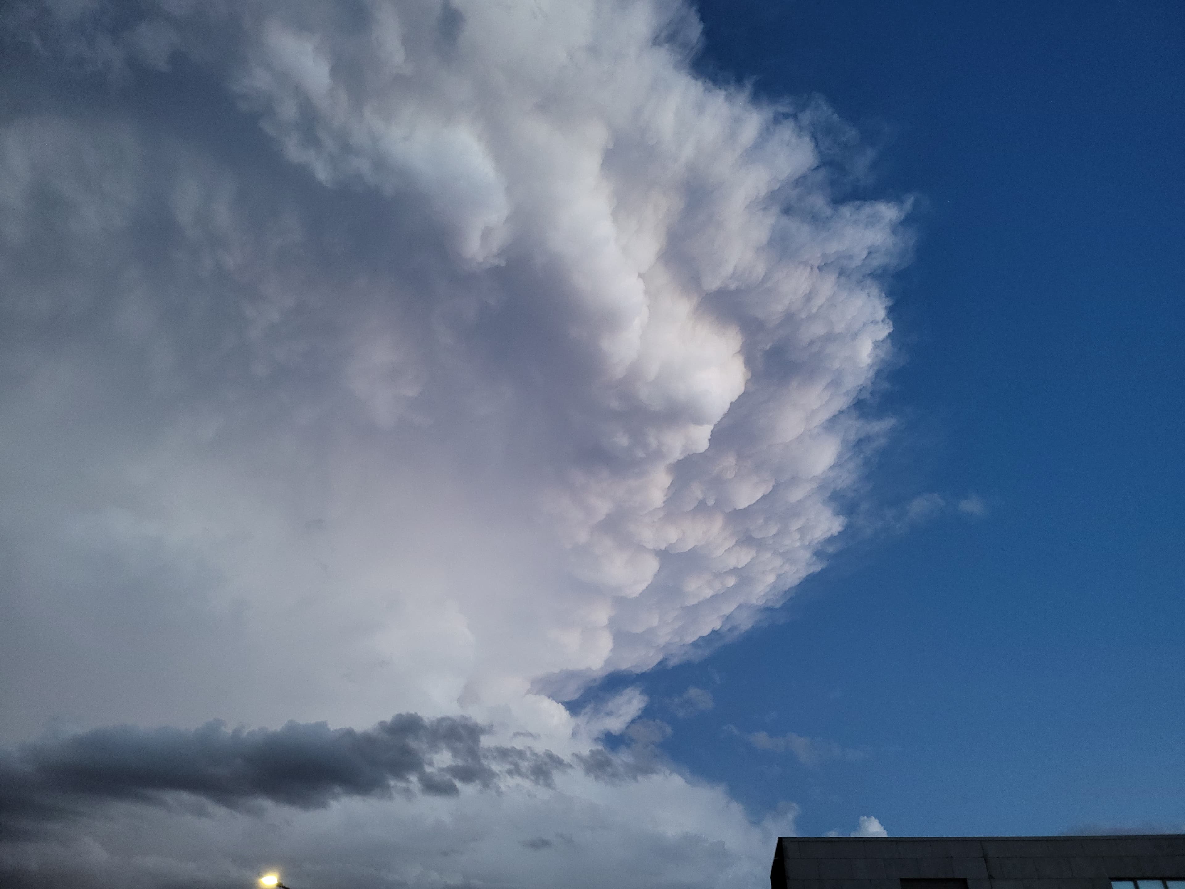 Fin d'orage avec forme d'un visage