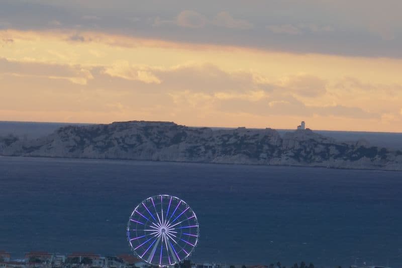 Front de mer au crépuscule vu de la colline St jacques
