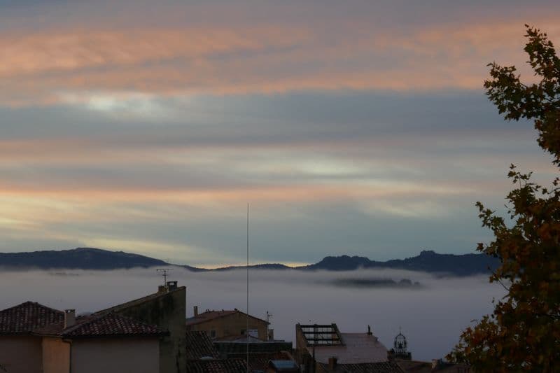 Mer de brouillard en ville