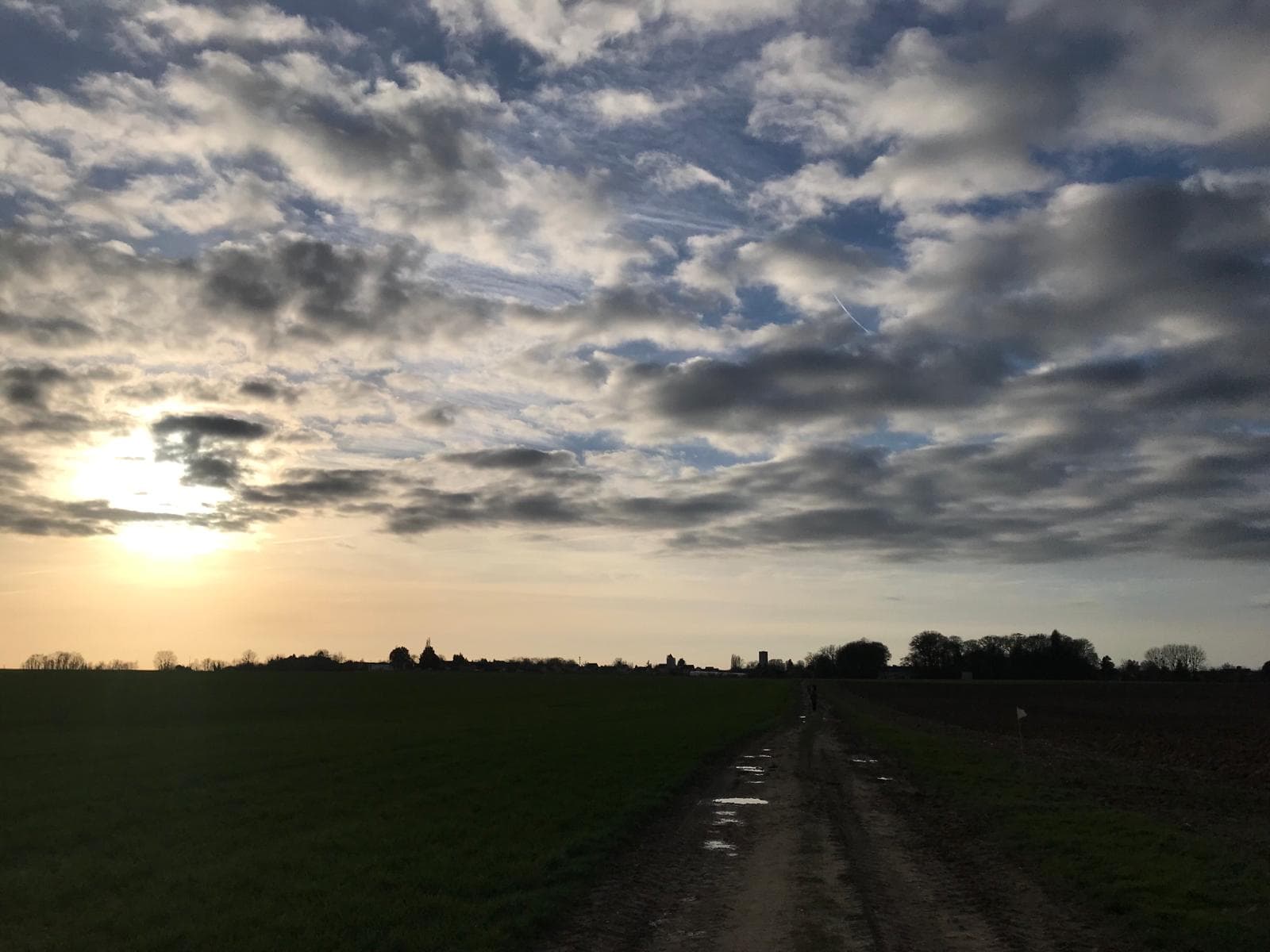 Ciel semi-nuageux au coucher de soleil en Seine-et-Marne
