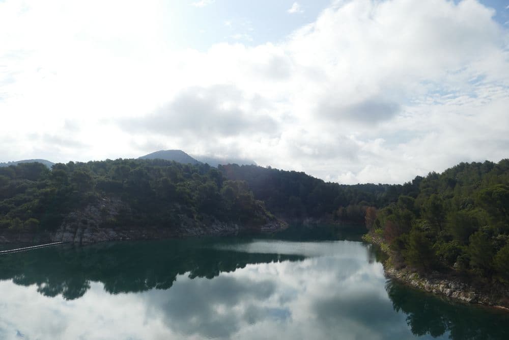 Barrage de Bimont avec brume sur ste victoire