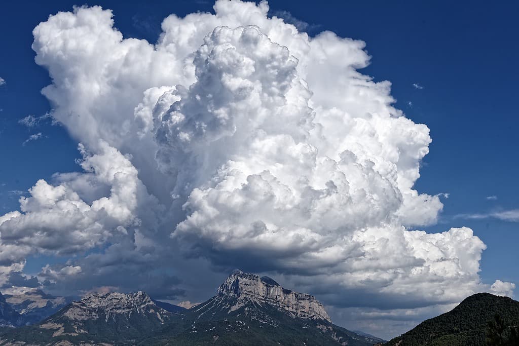 Cumulus congestus en montagne