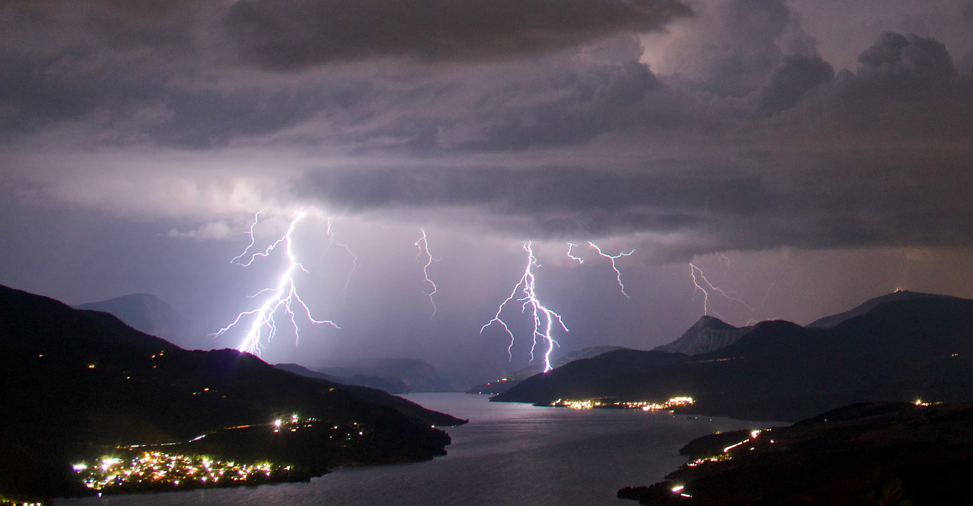orage au dessus du lac de Serre Ponçon