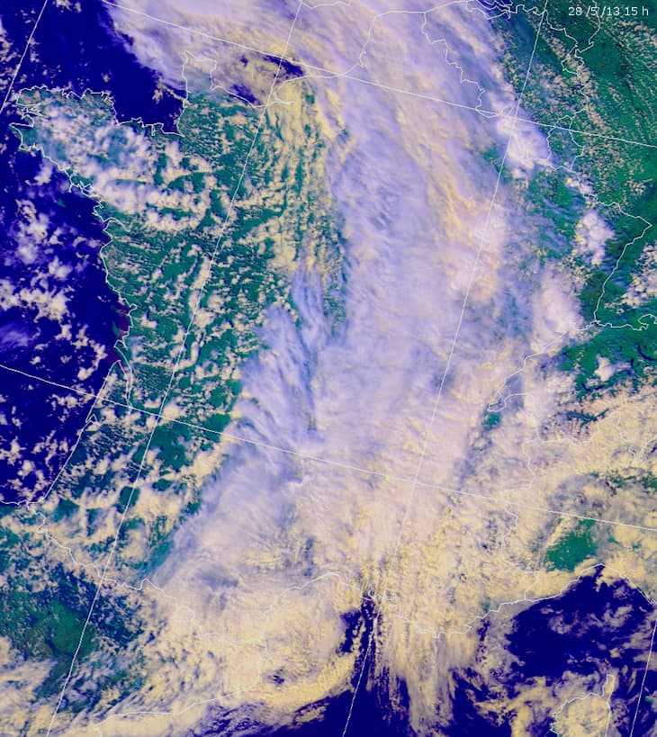 Image d'illustration pour Pluie - neige et orages sur toute la France (sat)