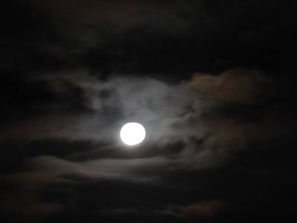 nuags et pleine lune