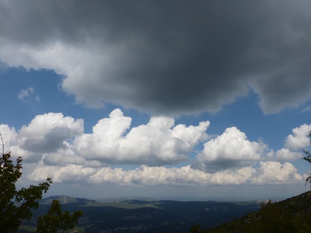nuages sur la vallée de vauvenargues