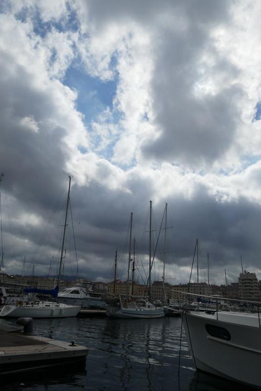 beaux nuages au dessus du vieux port durant la manifestation
