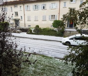 Image d'illustration pour Première chute de neige de la saison en moyenne montagne