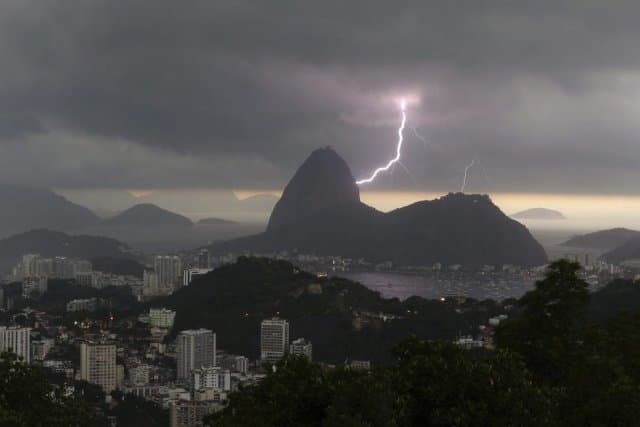 Image d'illustration pour La statue du Christ Rédempteur foudroyée à Rio de Janeiro