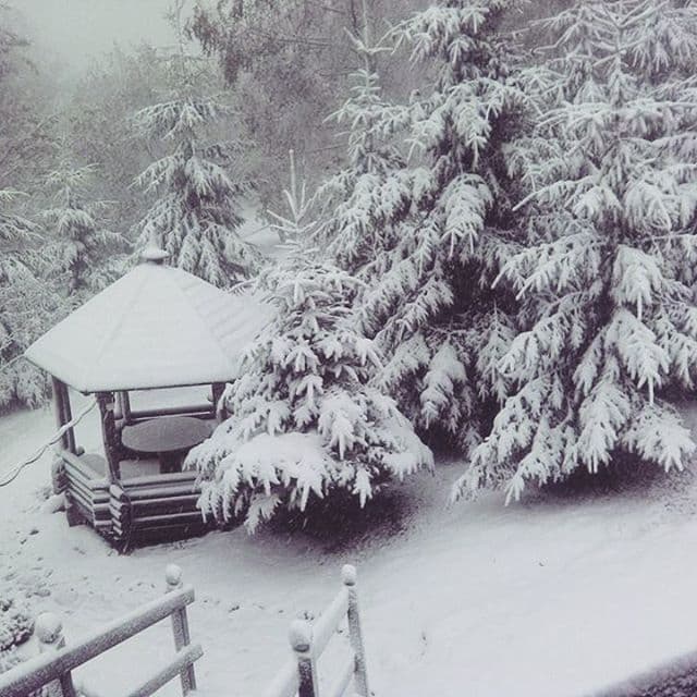 Image d'illustration pour Première chute de neige de la saison en moyenne montagne